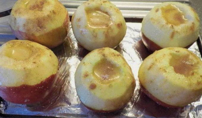 Запеченные яблоки с сахаром в духовке
