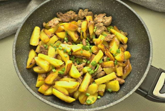 Жареная картошка с фаршем на сковороде