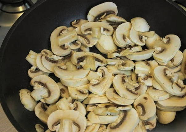 Жареная картошка с грибами и луком на сковороде