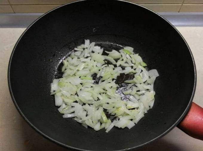 Тушеная курица с овощами на сковороде