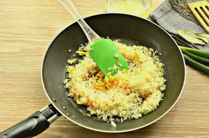 Рис с сосисками на сковороде