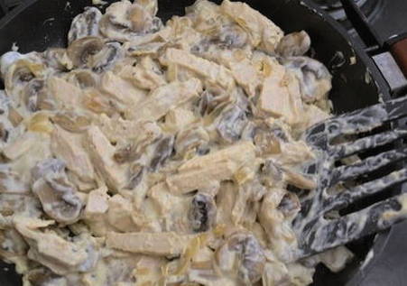 Курица с грибами в сметане на сковороде