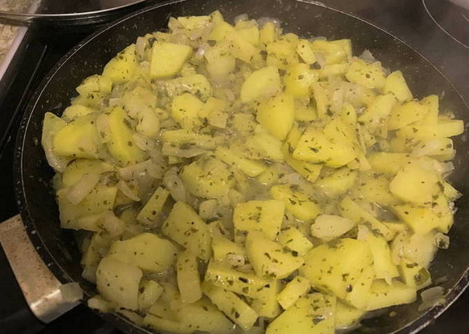 Картошка с яйцами на сковороде