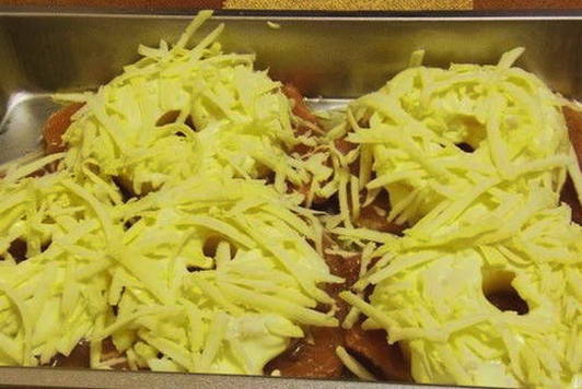 Свинина с ананасами и сыром в духовке