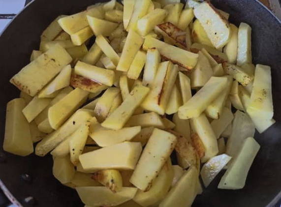 Картошка с беконом на сковороде