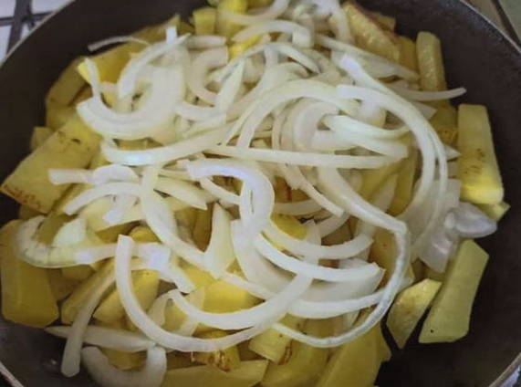 Картошка с беконом на сковороде