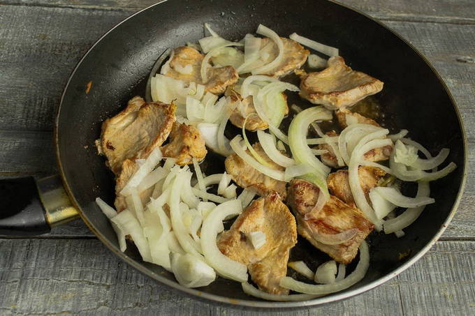 Свинина с грибами и луком на сковороде