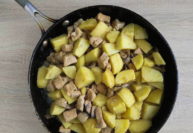 Картошка с мясом и грибами на сковороде
