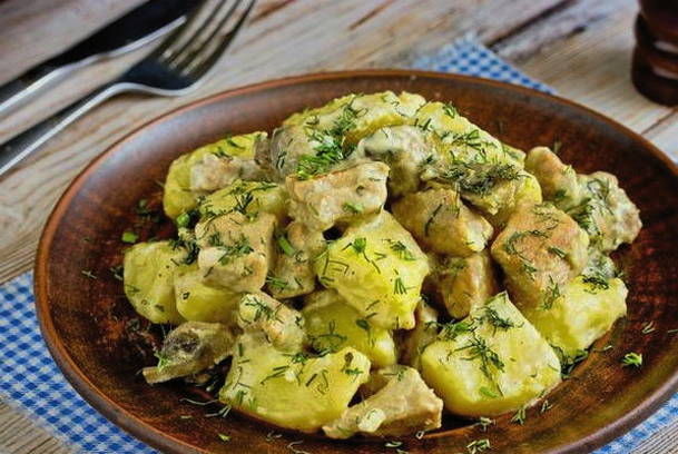 Картошка с мясом и грибами на сковороде