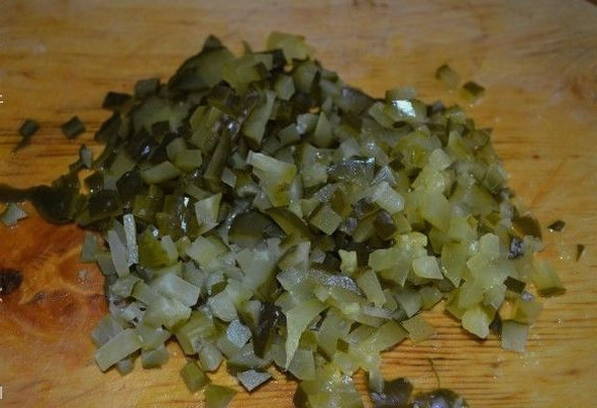 Салат со шпротами и солеными огурцами
