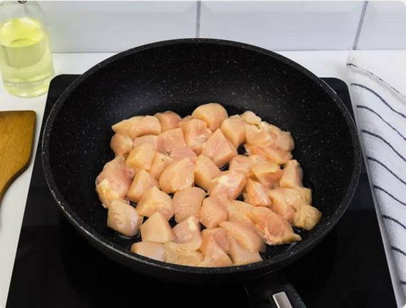 Курица с чесноком в сметанном соусе на сковороде