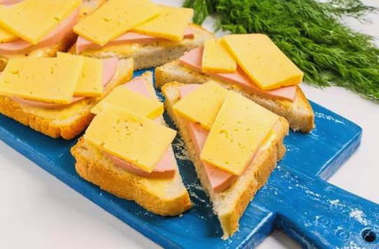 Бутерброды с колбасой и сыром в духовке