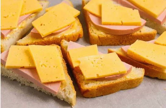 Бутерброды с колбасой и сыром в духовке