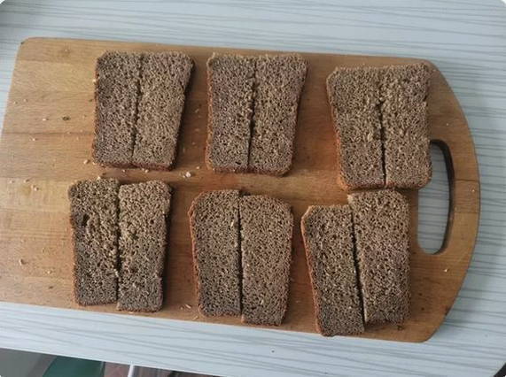 Бутерброды со шпротами и огурцом на черном хлебе с чесноком