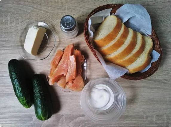 Бутерброды с красной рыбой и огурцом