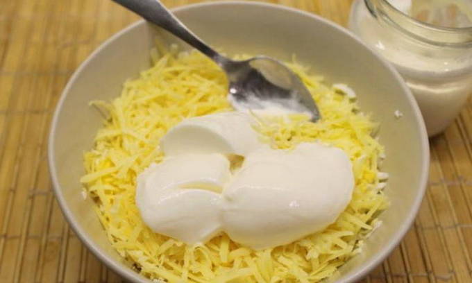 Тарталетки с яйцом, сыром и чесноком