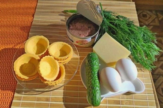 Тарталетки с консервированным тунцом, яйцом и сыром