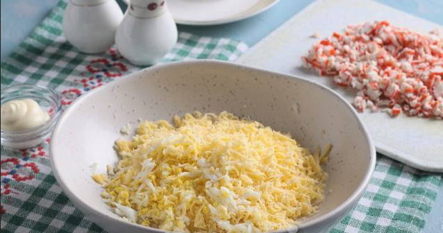 Тарталетки с крабовыми палочками, сыром, яйцом и чесноком