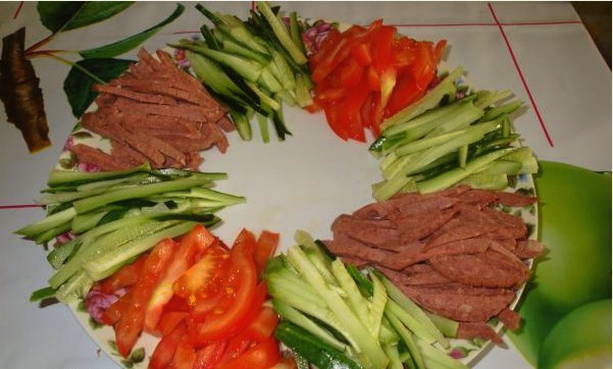 Салат с копченой колбасой и чипсами