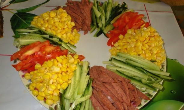 Салат с копченой колбасой и чипсами