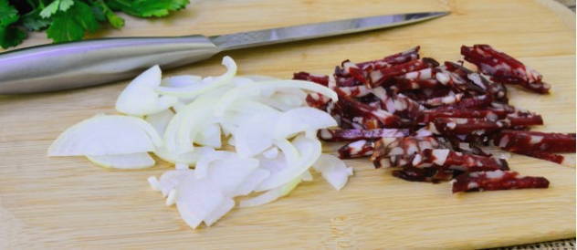 Салат с красной фасолью и колбасой копченой