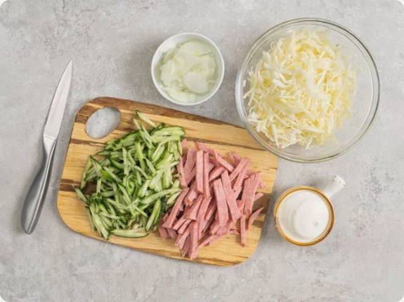 Салат с копченой колбасой и свежими огурцами