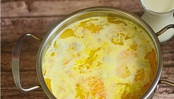 Сливочный суп с фрикадельками и плавленым сыром
