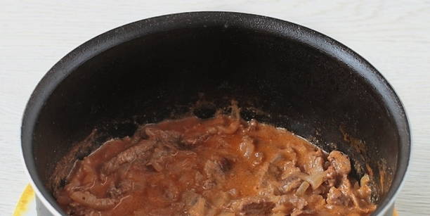 Бефстроганов со сметаной и томатной пастой из говядины