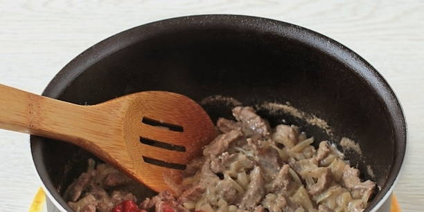 Бефстроганов со сметаной и томатной пастой из говядины