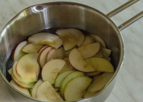 Булочки из дрожжевого теста с яблоками
