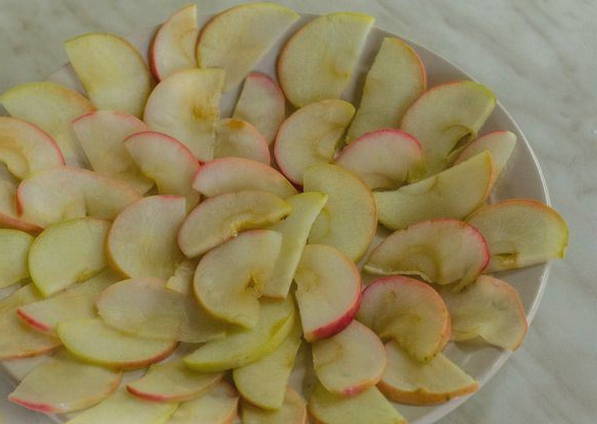 Булочки из дрожжевого теста с яблоками
