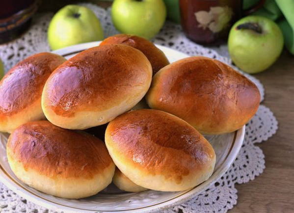 Пирожки из дрожжевого теста с яблоками в духовке