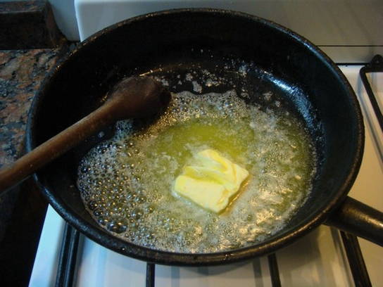 Фрикадельки в сливочном соусе на сковороде