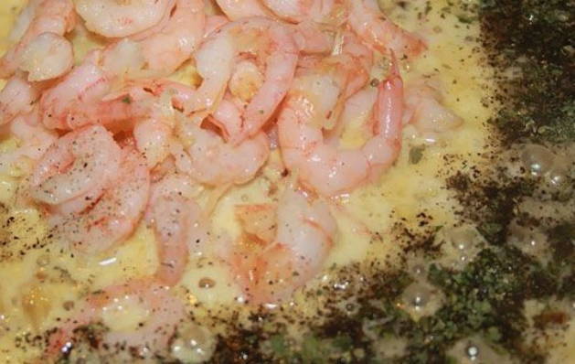 Креветки с чесноком в сливочном соусе на сковороде