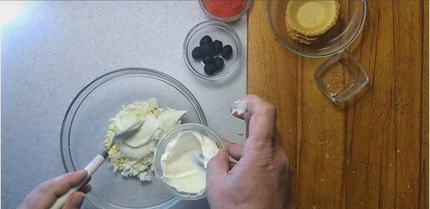 Тарталетки с икрой и сливочным сыром
