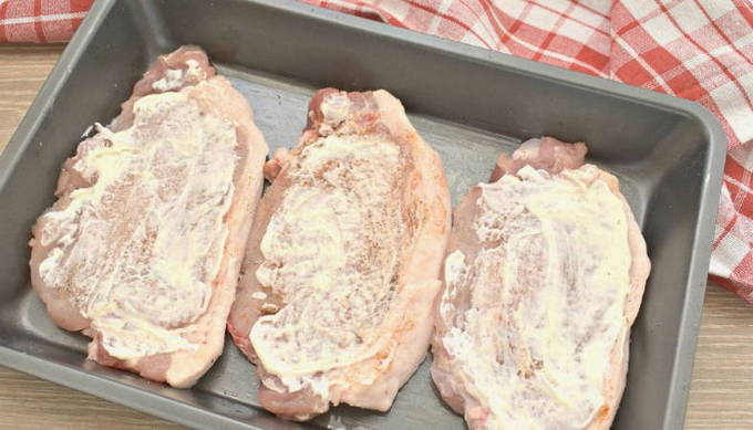 Свинина с помидорами и сыром под шубой в духовке