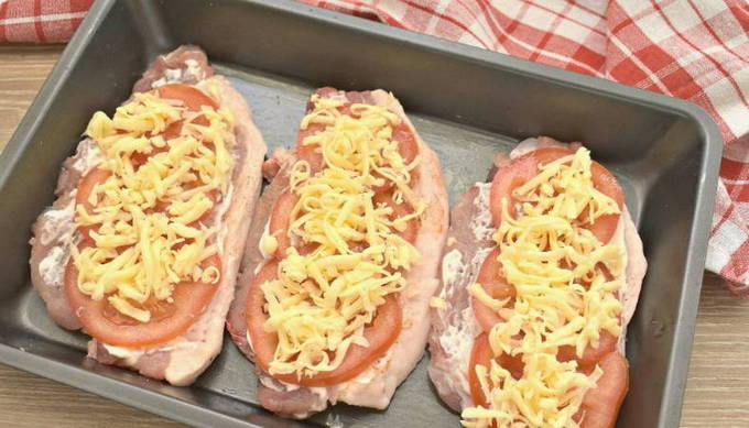 Свинина с помидорами и сыром под шубой в духовке