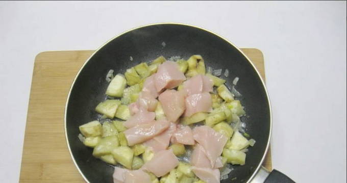 Курица с баклажанами на сковороде