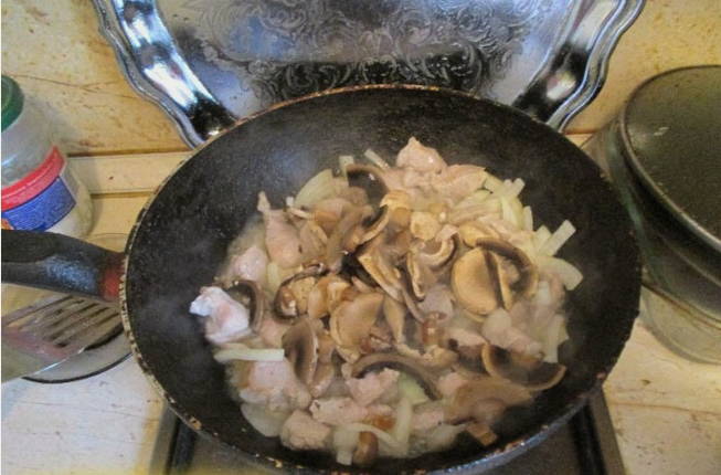 Свинина с шампиньонами в сметане на сковороде