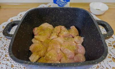 Курица с брокколи в сливочном соусе в духовке