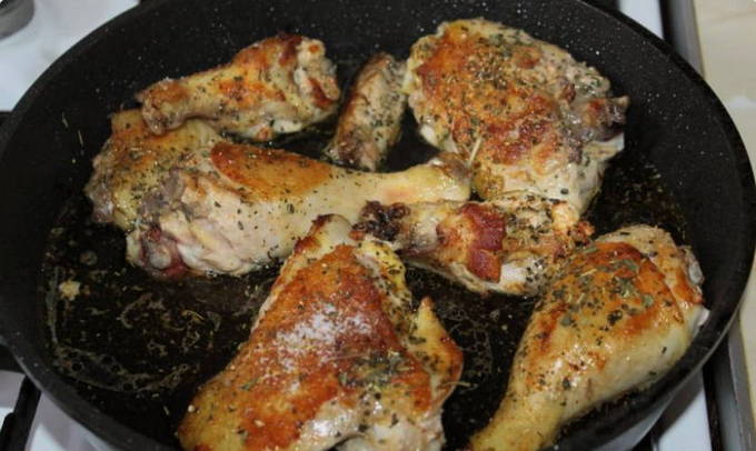 Жареная курица с луком на сковороде