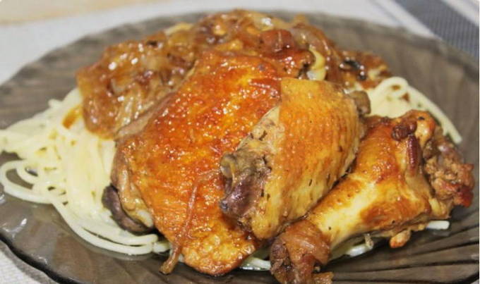 Жареная курица с луком на сковороде