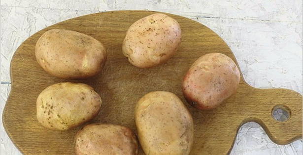 Картошка с салом в духовке на противне