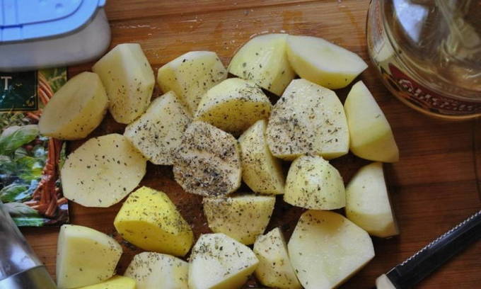 Картошка с фрикадельками в духовке
