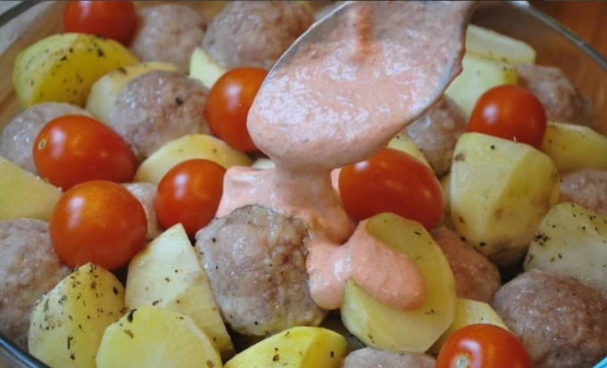 Картошка с фрикадельками в духовке