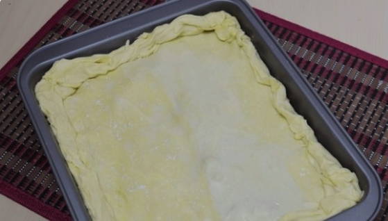 Пирог с мясом и картошкой из слоеного теста в духовке
