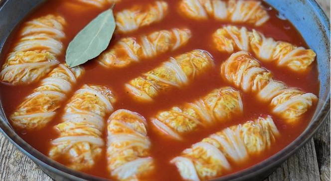 Голубцы из пекинской капусты в духовке в томатном соусе