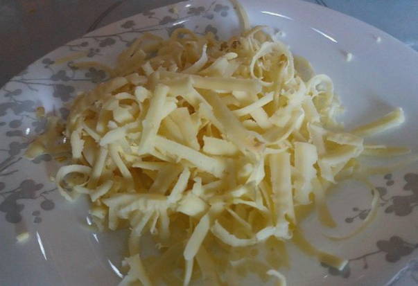 Очищенные мидии в сливочном соусе на сковороде