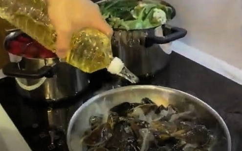 Мидии в ракушках в сливочно-чесночном соусе на сковороде