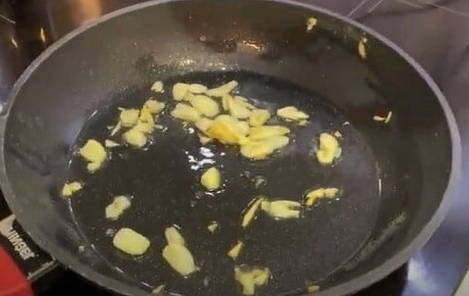 Мидии в ракушках в сливочно-чесночном соусе на сковороде